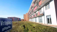 Tudi projekt Sobivamo je “spomnil”, da na jugu Vrtojbe stoji 
kompleks  v rokah državne slabe banke, kjer bi se s skupnimi 
močmi dalo urediti bivališča za starejše.    