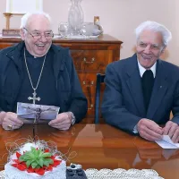  Župnik Bojan Ravbar (desno) se v pastoralnem domu lahko nadeja  
stanovanja.