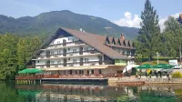     Med Galebovimi načrti je tudi turistični center ob jezeru Črnava  na 
Gorenjskem.