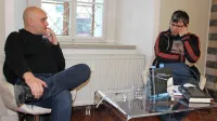 Z Davorinom Lenkom (levo) se je pogovarjal urednik na Cankarjevi založbi   Aljoša Harlamov. 