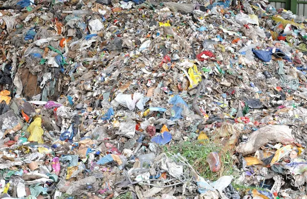 V okolje še vedno odvržemo preveč plastike.