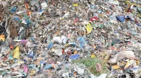 V okolje še vedno odvržemo preveč plastike.