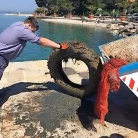 Z dna morja so potegnili celo skuter