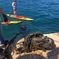 Z dna morja so potegnili celo skuter