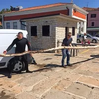 Z dna morja so potegnili celo skuter