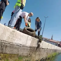 Z dna morja so potegnili celo skuter