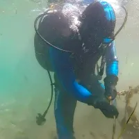 Z dna morja so potegnili celo skuter