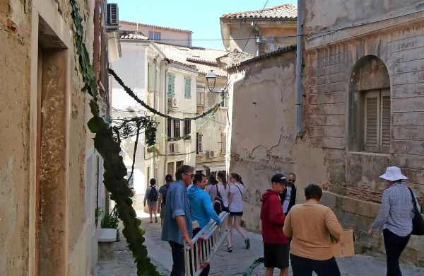 Ulice so krasili stanovalci, Tartinijev trg pa učenci  in študentje, pri 
čemer jim je  pomagalo društvo  Anbot.    
