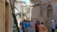 Ulice so krasili stanovalci, Tartinijev trg pa učenci  in študentje, pri 
čemer jim je  pomagalo društvo  Anbot.    