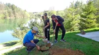 Gospodar ribiške družine Iztok Grlj (levo) je s predstavnikoma 
stranke Andrej Čuš in Zeleni Slovenije ob ribiškem domu simbolično posadil lipo.