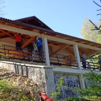 Člani Ribiške družine Bistrica so prebarvali nadstrešek pri ribiški 
koči.