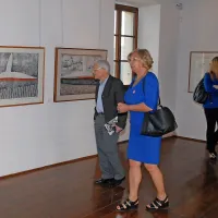 Skozi razstavo sta se med prvimi sprehodila kustosinja Nelida 
Nemec in minister za kulturo Anton Peršak.  