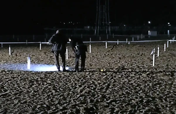 Kriminalisti so v soboto pozno v noč iskali sledi za storilcem na 
peščeni plaži. 