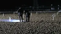 Kriminalisti so v soboto pozno v noč iskali sledi za storilcem na 
peščeni plaži. 