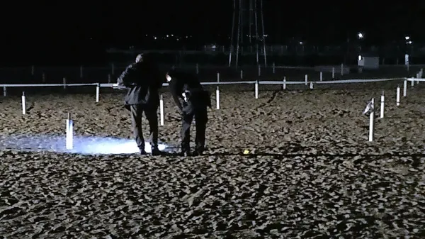 Kriminalisti so v soboto pozno v noč iskali sledi za storilcem na 
peščeni plaži. 
