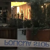 Policisti so v soboto zavarovali tako plažo kot lokal, v katerega se 
je ustreljeni zatekel. 
