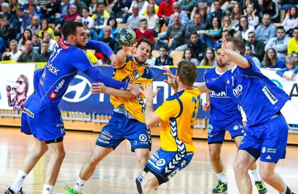 Obračuni Koprčanov (v rumenih dresih) in Celjanov redno postrežejo z  razburljivim rokometom, a 
tudi z zmagami favoriziranih Štajercev.