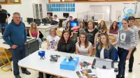 Dijaki ekonomskega tehnika skupaj z ravnateljem Dušanom Štolfo 
in mentorico Lucijo Filipčič Križaj. 