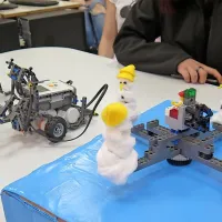 Dijaki se spoznavajo z osnovami robotike.