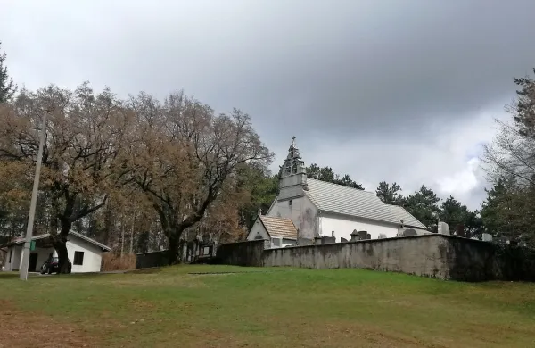 Po dolgih letih moledovanj krajevne skupnosti  na občino bo 
slednja letos vendarle povečala pokopališče v Hrpeljah in zgradila 
novo mrliško vežico (na fotografiji levo).   

