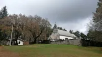 Po dolgih letih moledovanj krajevne skupnosti  na občino bo 
slednja letos vendarle povečala pokopališče v Hrpeljah in zgradila 
novo mrliško vežico (na fotografiji levo).   

