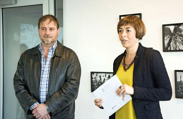 Marko Vogrič razstavlja v Galeriji GONG, ob njem kustosinja Nataša 
Kovšca

