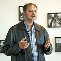 Fotograf Marko Vogrič je ujel zanimive trenutke na Solkanskem polju, kjer stoji tudi galerija Gong.