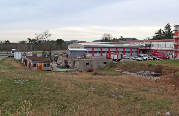 Ob stavbi poklicnih gasilcev je predvidena gradnja gasilskega 
doma za sežanske prostovoljne gasilce, a so včeraj svetniki zanj 
zmanjšali denar in ga letos še ne bo. 