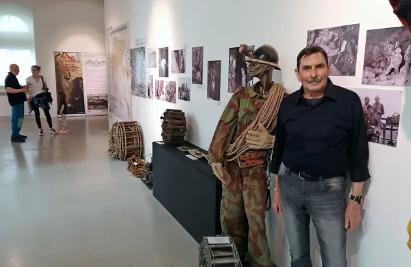 Furio Premiani,  že 55 let jamar, je predsednik zveze 26 speleoloških društev FJk, v kateri deluje tudi  1000 priznanih speleologov.   

