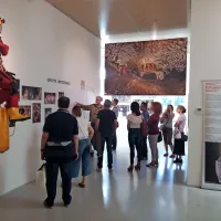 Razstava predstavlja tudi slovenske kraške jame ter jame na meji 
med Italijo in Slovenijo. Odprta je še do 29. aprila. 

