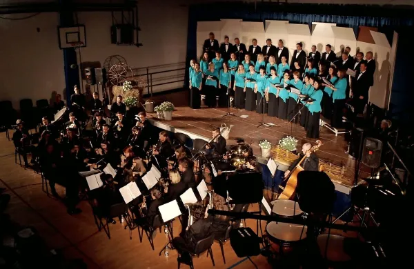 Mešani pevski zbor je praznoval dvajseto obletnico delovanja s 
podporniki in prijatelji iz glasbenih krogov.