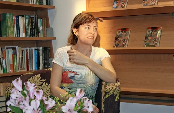 Obsijana z žarki zahajajočega sonca je Luna J. Šribar opisovala svojo ljubezen do knjig in pisanja.