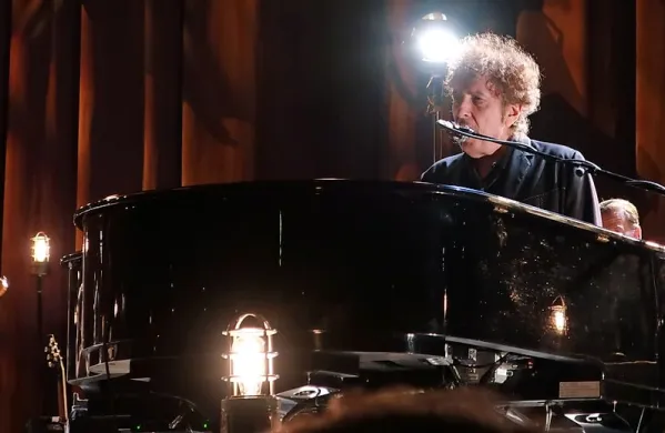 Bob Dylan med koncerti tokratne evropske turneje povečini ostaja  za klavirjem, kot glavni kitarist ga spremlja Charlie Sexton. 