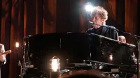 Bob Dylan med koncerti tokratne evropske turneje povečini ostaja  za klavirjem, kot glavni kitarist ga spremlja Charlie Sexton. 