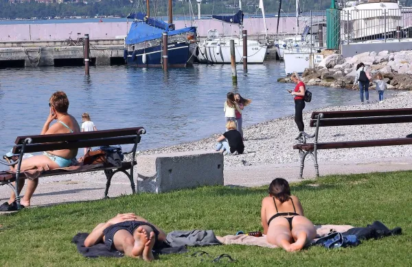 Koprska plaža je že v torek  privabila številne obiskovalce.  