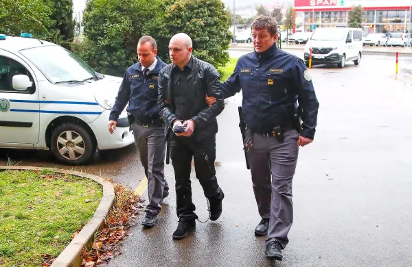 Marka Abrama so na predobravnavni narok pravosodni policisti  pripeljali iz enote forenzične 
psihiatrije  mariborskega kliničnega centra, kjer je v priporu. 