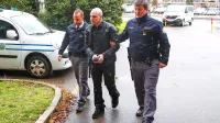 Marka Abrama so na predobravnavni narok pravosodni policisti  pripeljali iz enote forenzične 
psihiatrije  mariborskega kliničnega centra, kjer je v priporu. 