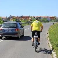 Proti Škofijam je treba nekaj sto metrov prekolesariti tudi po 
cesti.