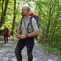 Davorin Žagar opozarja, da v gorah še niso nastopile poletne 
razmere kot v dolini, zato mora biti oprema pohodnikov temu 
primerna.