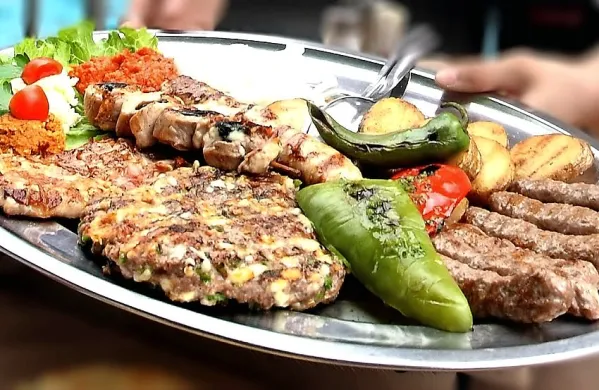 Brez jedi z žara ni prvomajskega vzdušja,  mora pa biti meso dobro 
prepečeno, apetit pa je treba imeti na vajetih. 
