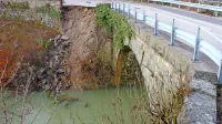 Porušen podporni zid pri škofeljskem mostu bodo začeli obnavljati po praznikih. 