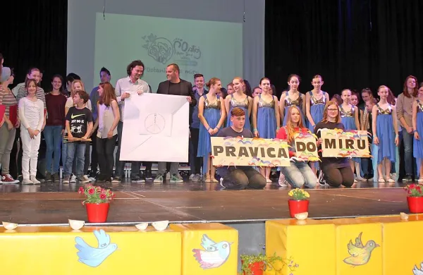 Sporočila miru, prijateljstva, razumevanja je širila prireditev 
Po-stani glas miru, ki so jo oblikovali številni mladi postojnski 
talenti.