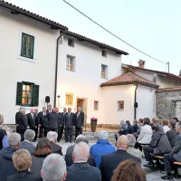 Medana je ena tistih mnogih primorskih vasi, v katerih  so se rodili veliki  umetniki in kulturniki.