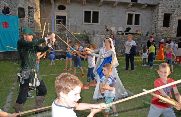 V srednjeveškem in mladostnem vzdušju so začeli letošnjo sezono 
na gradu Rihemberk. 