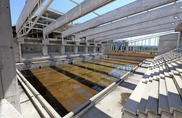 Sta država in EU odobrili 8.2 milijona evrov za dokončanje 
olimpijskega bazena v Kopru ali ne?