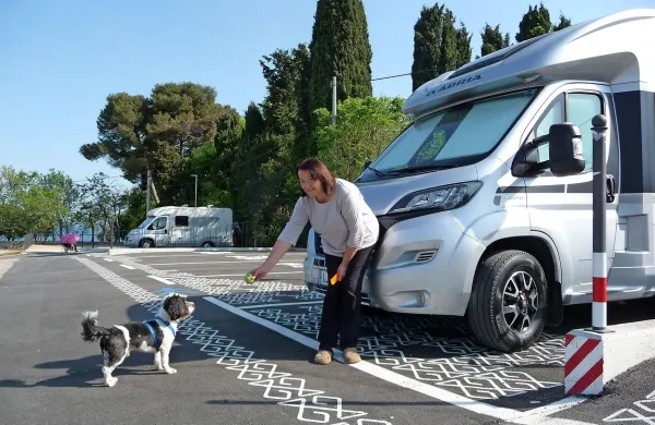 Darinka  Rehberger je  na izolskem postajališču pogrešala sanitarije 
in zelenje, za kar naj bi poskrbeli pred poletno sezono ali takoj po 
njej.  