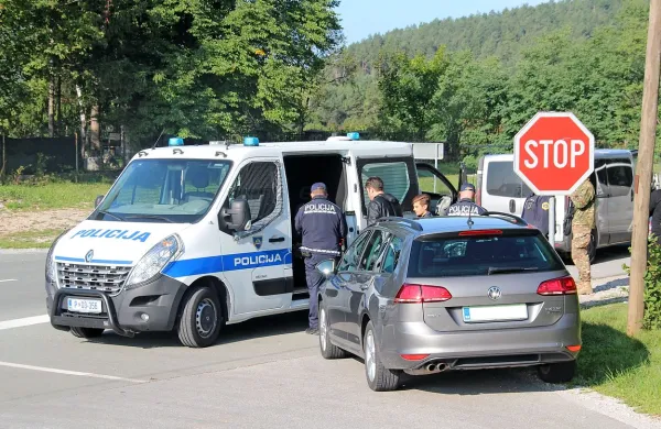 Novogoričana sta v kombijih prevažala 19 državljanov Kosova. 