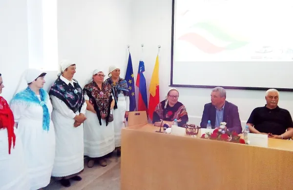 Kako bodo oživili prvomajsko prireditev, so nedavno v pomniku 
na Cerju predstavili (z leve) društvo Žbrinca s predsednico Eriko 
Ferfolja Vidič, župan Mauricij Humar in predsednik KS Opatje selo 
Mirjan Pahor.  