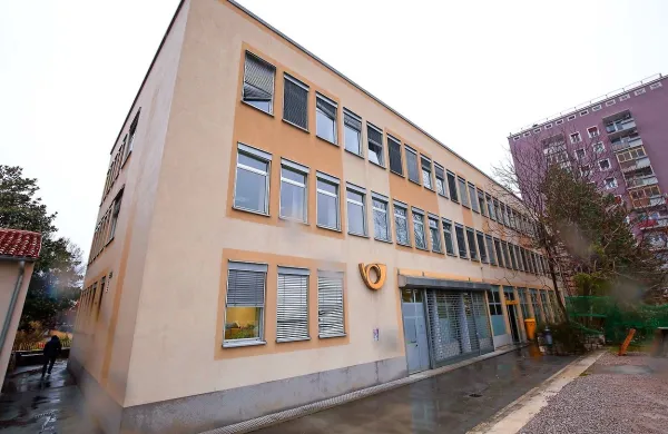 Poštna enota v pritličju stavbe na Glagoljaški ulici 8 v središču 
Kopra zaenkrat še ostaja na zdajšnji lokaciji. 