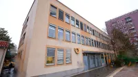 Poštna enota v pritličju stavbe na Glagoljaški ulici 8 v središču 
Kopra zaenkrat še ostaja na zdajšnji lokaciji. 